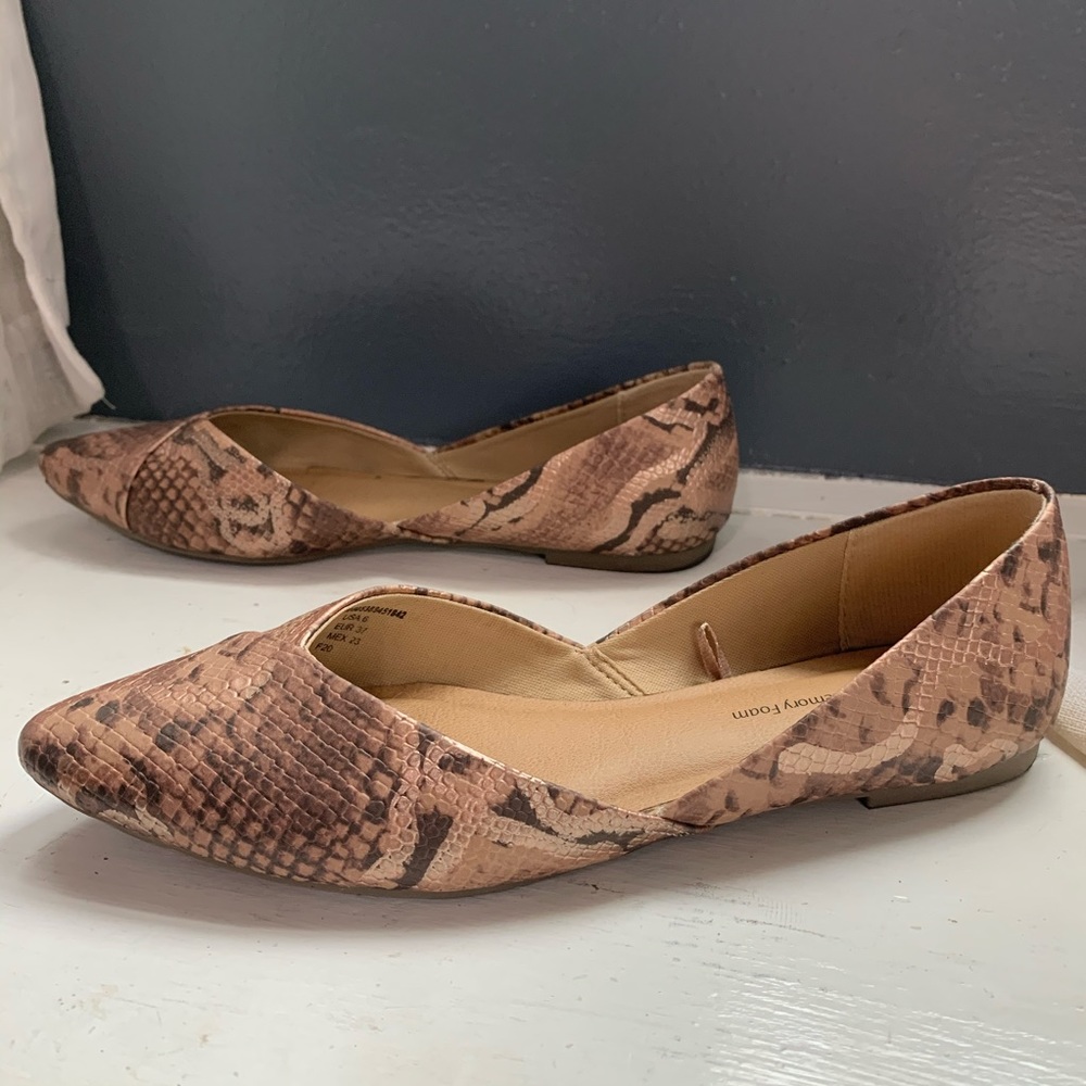 Free with purchase** Gold snakeskin flats